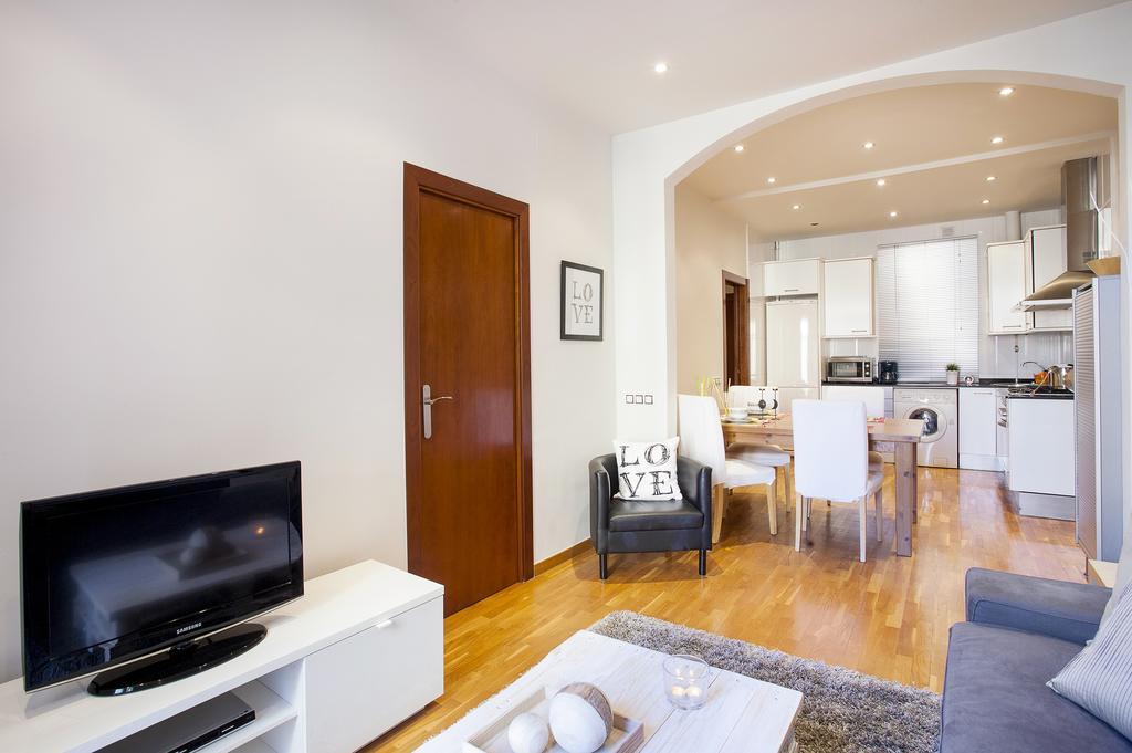 Apartments Barcelona & Home Deco Viladomat ภายนอก รูปภาพ